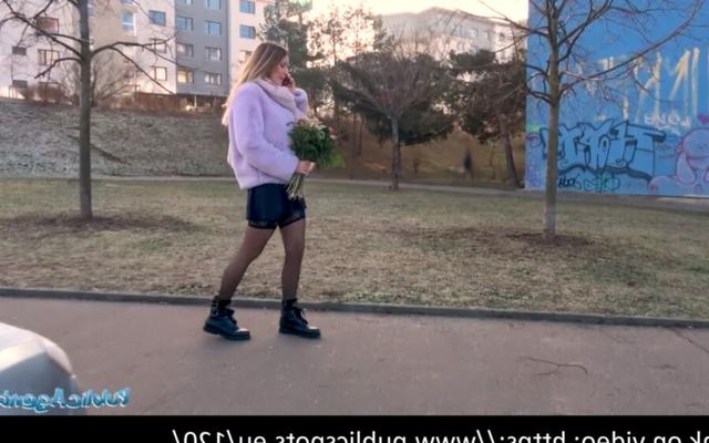Loira peituda com roupa íntima sexy fode