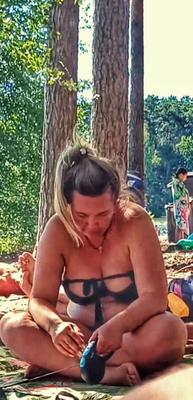 pulchna samica exponuje cycki e wypina dupsko na área local