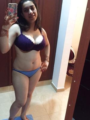 Zineb marroquina gata com peitos maravilhosos