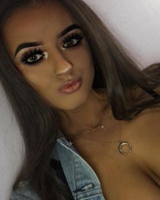 Peitos grandes Chav Emily vão arruinar seu casamento! 