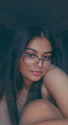 Die Schlampe Ishita gibt gerne online an
