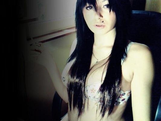 Morena emo super fofa com um belo rack alegre