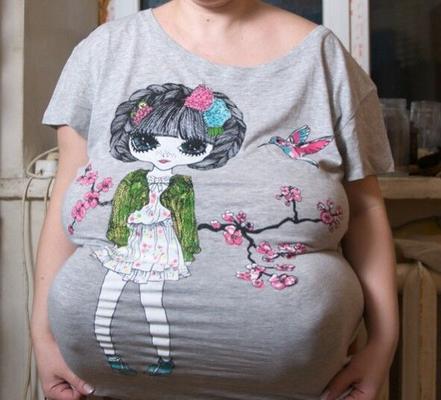 彼女が公共の場で一人でいるのを見たらどうしますか?