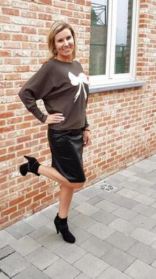 オランダ人熟女教師がドレスを見せますか？