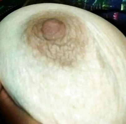 Puta com peitos flácidos e enrugados que me mandou seus peitos feios
