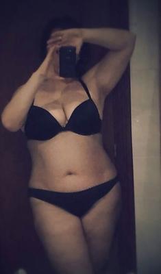 Entblößte BBW-Milf in Dessous