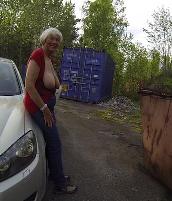 Muy vieja con grandes tetas y su volkswagen