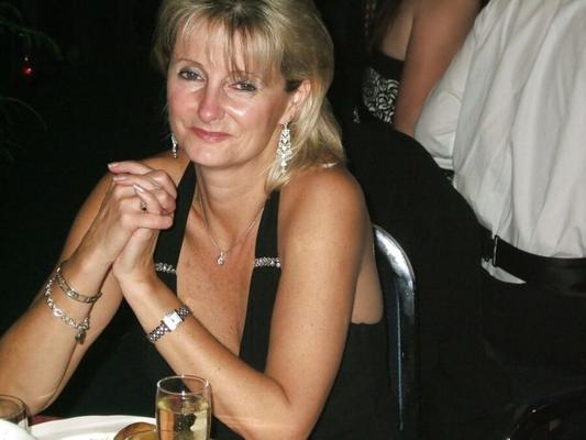 MILF sofisticada adora BBC e Gangbangs