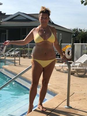 Big Titted MILF Jayne em biquínis parecendo gostosa. 