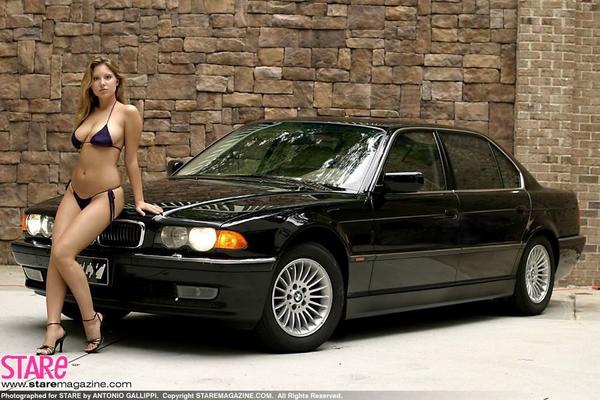 Emily leva seus seios pesados ​​para fora para algumas sessões de fotos automotivas