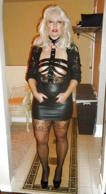 Sexy MILF in Leder, möchtest du gerne mehr von ihr sehen?
