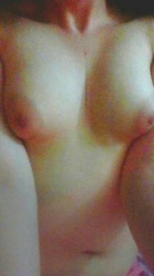 Esposa piscando peitos para homenagens