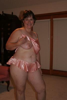 Topless e nackt zu Hause