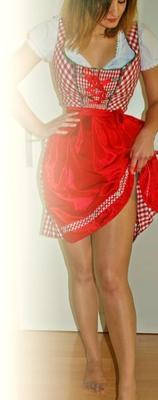 Fesche Madln im Dirndl zum Dreihundertdritt`n