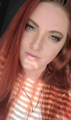 Esta mamãe ruiva bissexual