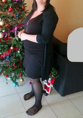 Jolie Salope en tenue pour se faire baiser (bas noirs et jupe)