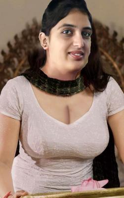 FILLE INDIENNE sexy, seins énormes et décolleté profond