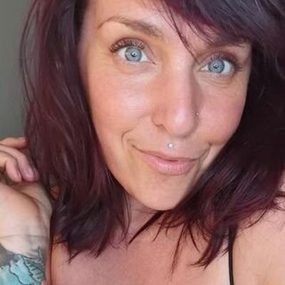 Reifes tätowiertes Babe mit großen Titten