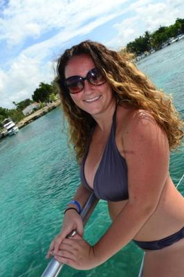 Sarah, une amie du lycée, et ses gros seins