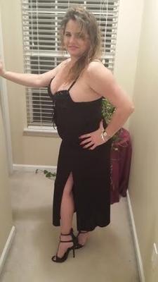 esposa milf quente de salto alto com peitos grandes