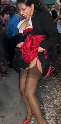 Fesche Madln im Dirndl zum Dreihundertst`n