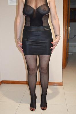 Heiße Frau mit Bodystocking und Rock