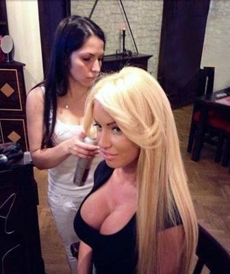 faux seins blonde grecque