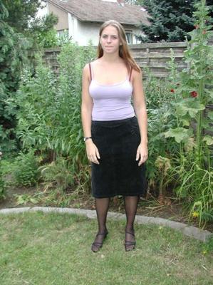 Anne, prête à baiser fort dans le jardin !
