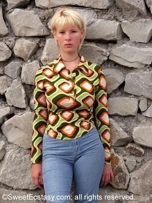 Natalie - Steinmauer
