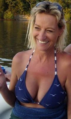 La MILF Shelly reçoit un hommage de sperme
