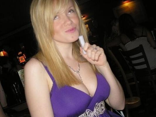 Adolescente sexy follando - tacones, bragas y tetas grandes