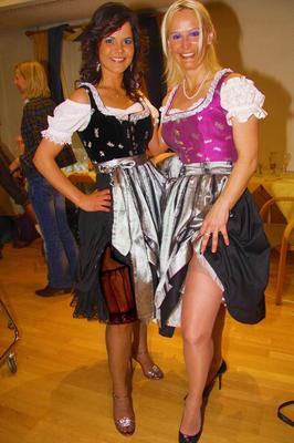 Fesche Madln im Dirndl zum Dreihundertneunundfünfzi gste`n