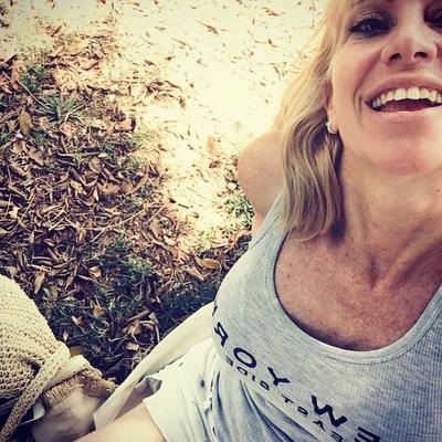 Busty MILF Vanesa shows her smile (and tits)