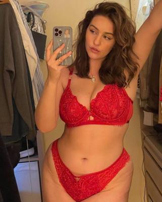 Joann, modèle BBW délicieux et baisable