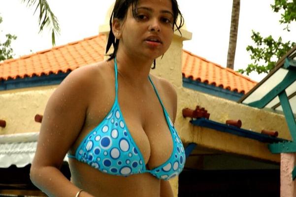 Nitisha Hot NRI femme au foyer en vacances