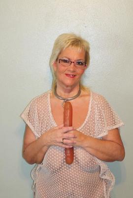 Salope mature sexy, défoncée et soumise se déshabille