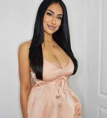 GROS SEINS dans une ROBE SERRÉE Décolleté Seins WANK-FILE