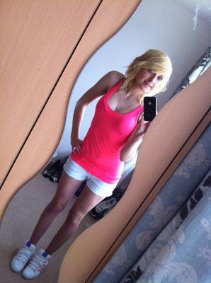 Pequeña rubia sexy