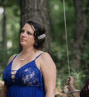 Senhoras indo ao casamento de seus amigos com os peitos de fora
