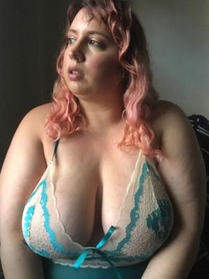 Dame mit wunderbar großen Brüsten