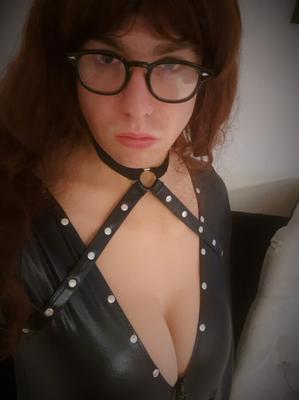 Sissy in Schwarz