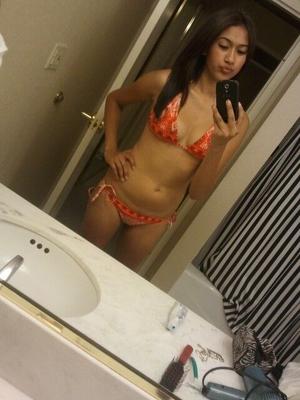 はつらつとしたおっぱいを持つ若いセクシーなアジア人