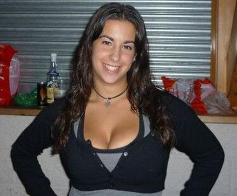 Garota de peitos grandes.