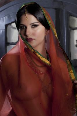 Sunny Leone – vollbusiger indischer Promi posiert nackt im transparenten Saree