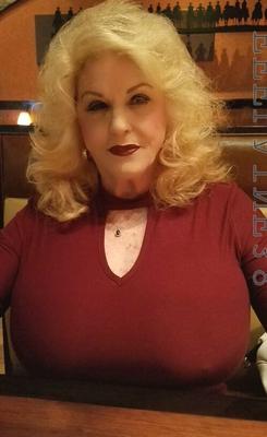 Vollbusige Oma mit rosa Nippeln