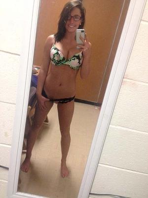 Une jolie teen brune à lunettes a de superbes seins