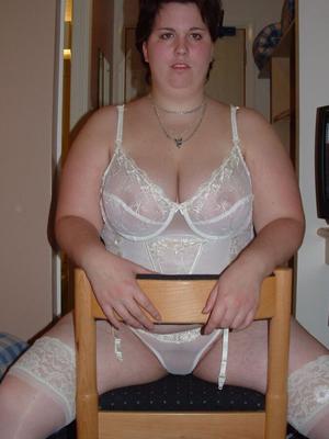 Femme BBW maladroite sur le point de se faire baiser pour la première fois