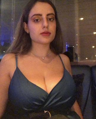 Vadia do Instagram com enormes peitos naturais