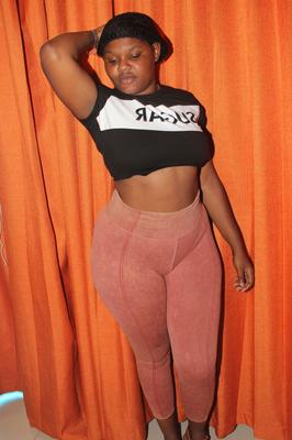 Tímida Bunda Grande Menina Negra Mostra Seus Peitos Suculentos
