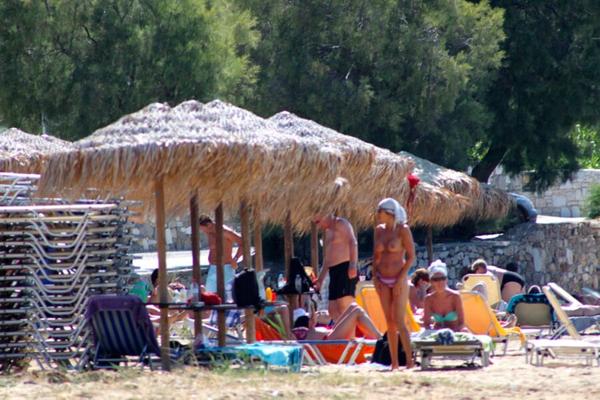 Gata com peitos falsos pega em topless em Naoussa, Paros!